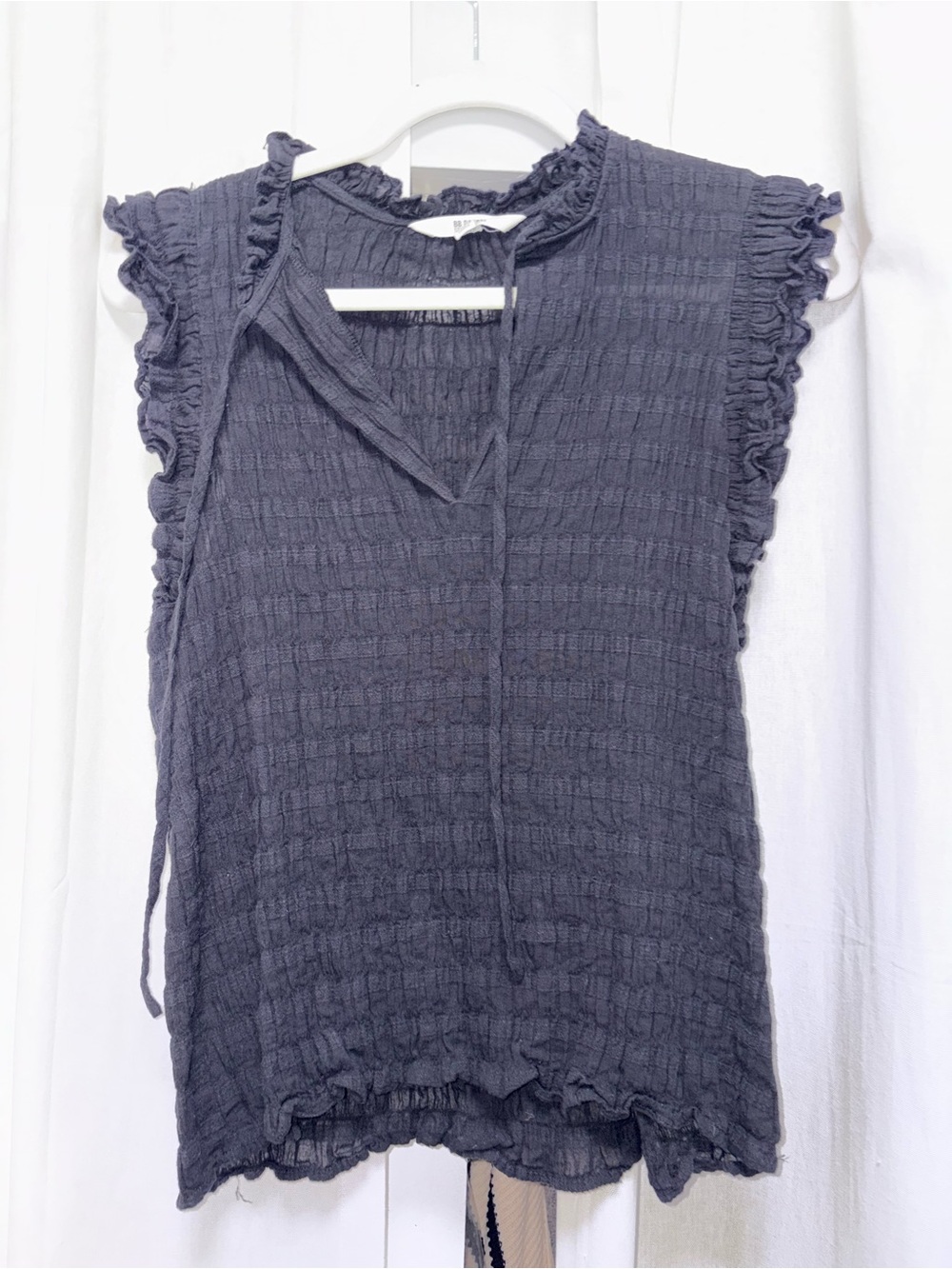 Women’s Ruffled Sleeveless Gauze Top in Black